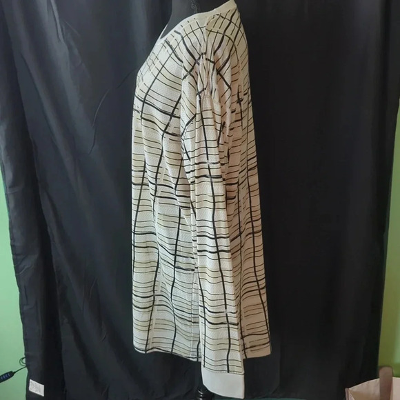 Lularoe, The Hudson Top. 2/3X. Excellent Used Condition. - Picture 3 of 5